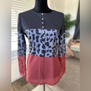 Boutique blouse w/ beautiful lace sleeve detail
